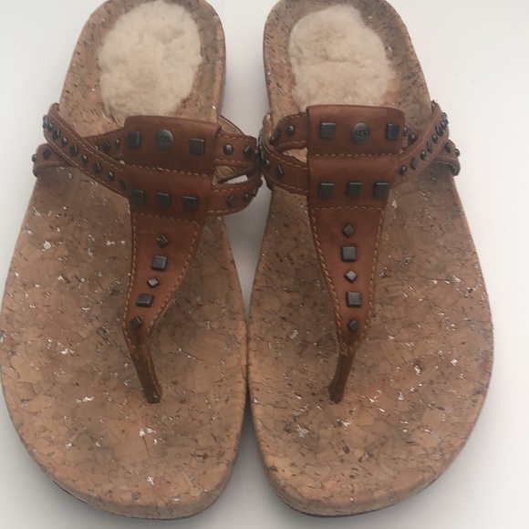 Uggs Deitra camel brown thong sandals with design - Picture 2 of 7
